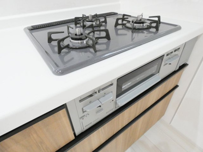 【キッチン】 | GRAFARE下野市仁良川2期 | 3口ビルトインコンロで同時調理可能♪