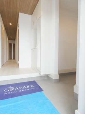 【玄関】 | GRAFARE下野市仁良川2期 | 自転車やゴルフバックなどの収納に便利な広々シューズクローク♪