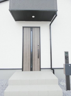 【エントランス】 | GRAFARE下野市仁良川2期 | 雨の日も安心の玄関ポーチ♪