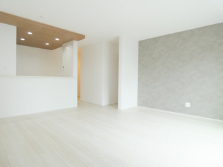 【居間・リビング】 | GRAFARE下野市仁良川2期 | 南向きで明るいリビング♪ご家族の団らんを明るい日差しが照らします♪