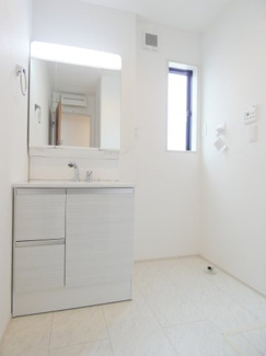 【独立洗面台】 | GRAFARE下野市仁良川2期 | 広々パウダールーム♪伸びるホースのシャワー洗面台♪