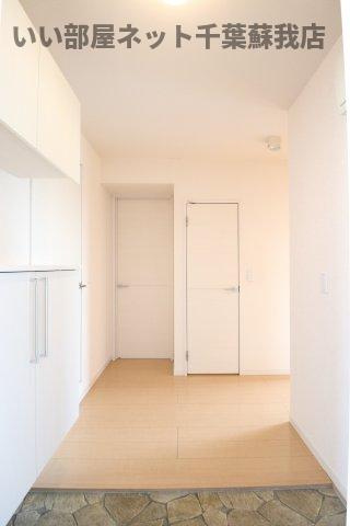 サニーリヴ Bの玄関|収納もある玄関です