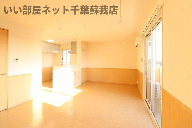 サニーリヴ Bの居間・リビング|ゆったり過ごせる居間です