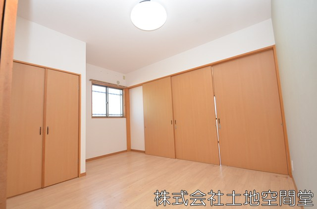 頃末南借家の子供部屋|洋室6帖と洋室5帖間に移動できる扉で仕切ることも可能です。