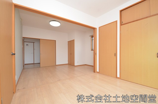 頃末南借家の寝室|洋室6帖と洋室5帖間に移動できる扉で仕切ることも可能です。