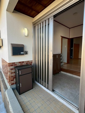 頃末南借家の玄関|宅配ボックスつきました。玄関網戸付きです。