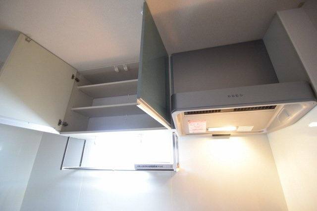 ディアコートの設備|キッチン上部に棚あります