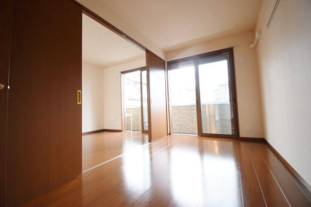 ディアコートの居間・リビング|南側洋室