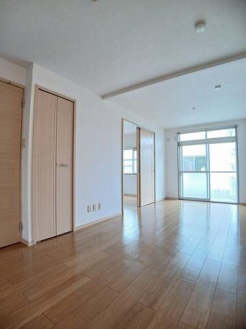 ベルドール松房Ⅰの居間・リビング|こちらの居間で趣味の時間をお楽しみください