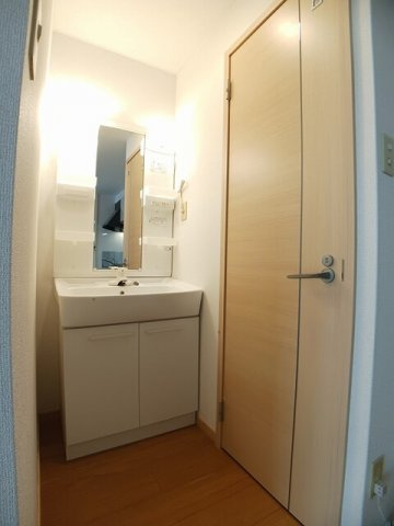 ベルドール松房Ⅰの洗面所|明るい洗面所です