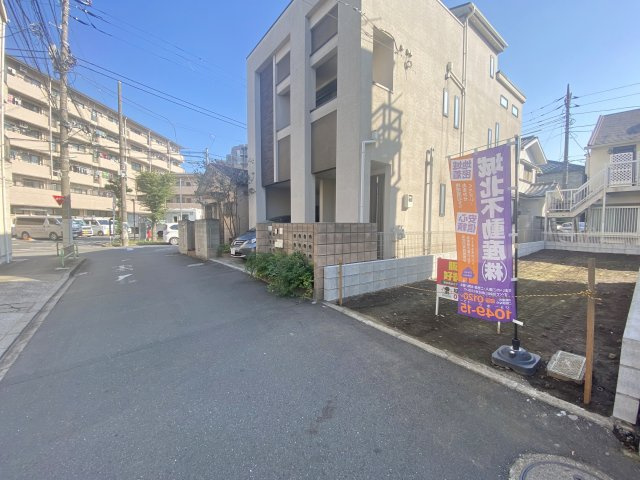 練馬区氷川台4丁目 限定1区画の前面道路含む現地写真|有楽町線/副都心線「氷川台」駅徒歩9分の快適な立地
スーパー、コンビニも近く毎日の買い物も快適なロケーションです
伸びやかな5.8ｍ公道い面しています
前面道路が程よく広いのでお車の駐車もしやすいです