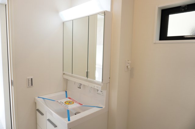 草加市弁天4丁目 新築分譲住宅の独立洗面台