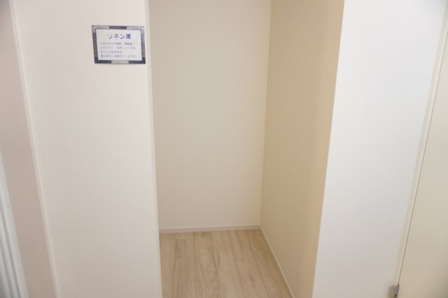 草加市弁天4丁目 新築分譲住宅の洗面所|リネン庫