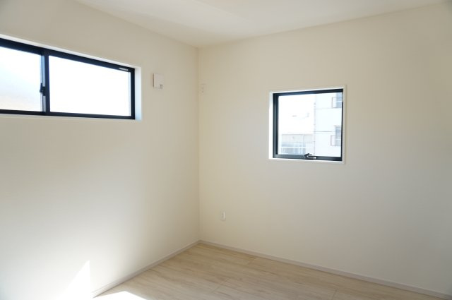 草加市弁天4丁目 新築分譲住宅の洋室|5.2帖（東側）