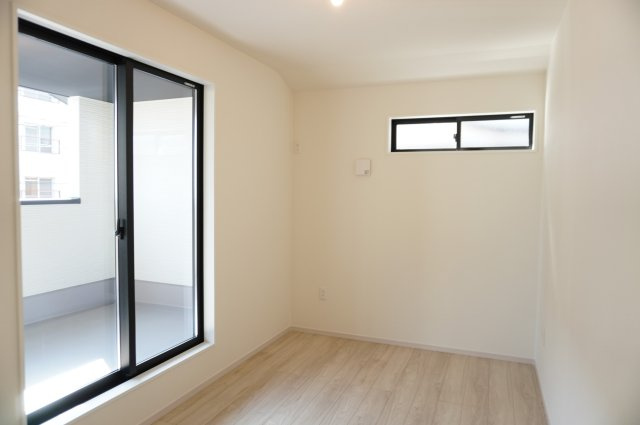 草加市弁天4丁目 新築分譲住宅の洋室|5.2帖（西側）