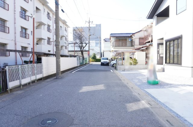 草加市弁天4丁目 新築分譲住宅の前面道路含む現地写真