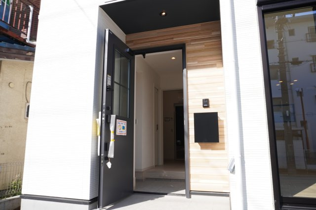草加市弁天4丁目 新築分譲住宅の玄関