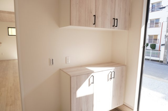 草加市弁天4丁目 新築分譲住宅の玄関