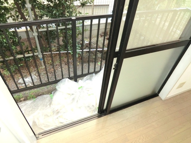 エステートピアＫのバルコニー|☆洗濯物がよく乾く、１階バルコニーの画像です。☆