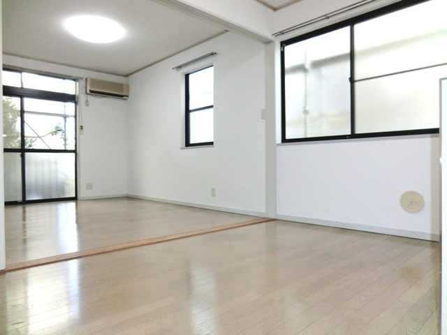 エステートピアＫの居間・リビング|☆仕切り戸を格納し１ＬＤＫとしてもご利用可能です。☆