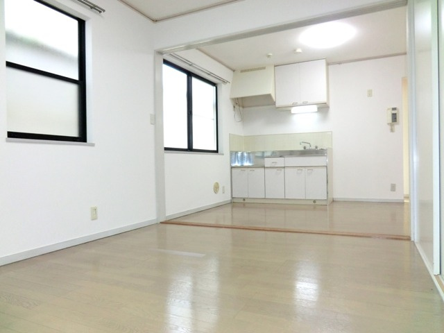 エステートピアＫの居間・リビング|☆南東角部屋・２面採光の明るい居室です。☆