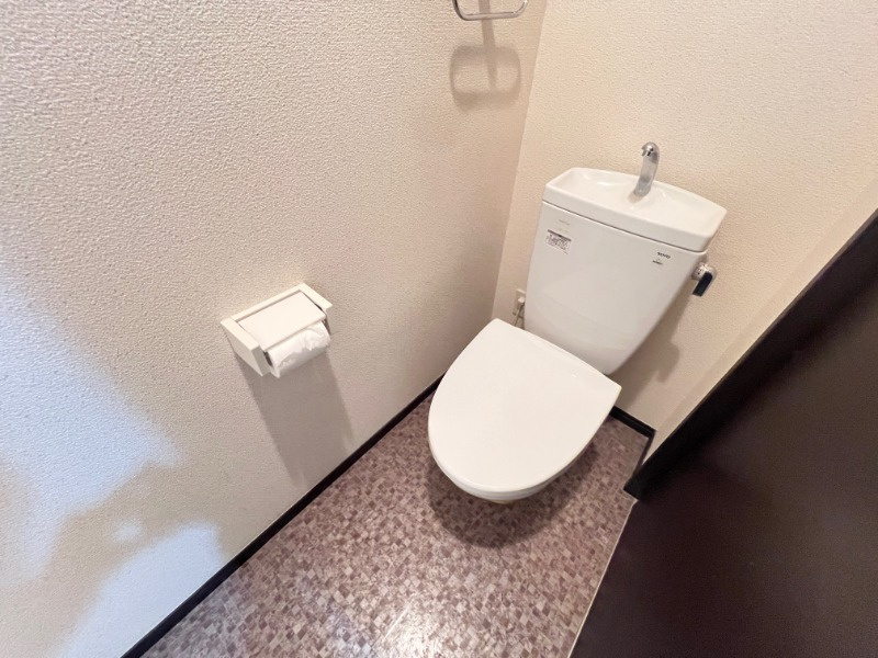 K&Y香椎駅前のトイレ|ゆったりとした空間のトイレです