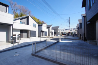 【前面道路含む現地写真】 | 【仲介手数料無料！！】稲城市平尾4丁目　新築戸建て（全16棟）4号棟　6380万円