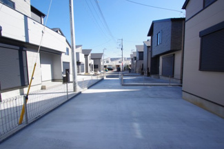 【前面道路含む現地写真】 | 【仲介手数料無料！！】稲城市平尾4丁目　新築戸建て（全16棟）4号棟　6380万円