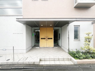 【エントランス】 | オートロックを備えた、マンションのエントランス。やはりセキュリティの観点は欠かすことができません。皆様を“安全”に送り出し、出迎えてくれます。～即日のご見学可能～　お問合せはお気軽にどうぞ。