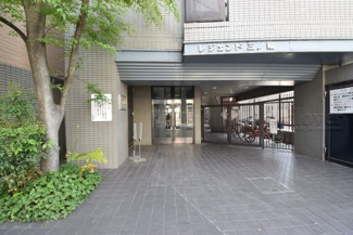 【エントランス】 | オートロックを備えた、マンションのエントランス。やはりセキュリティの観点は欠かすことができません。皆様を“安全”に送り出し、出迎えてくれます。～即日のご見学可能～　お問合せはお気軽にどうぞ。
