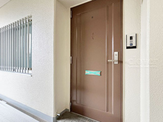 【その他共用部分】 | 皆様をお迎えする、お部屋の玄関ドア。開けやすさや開放角度、ドアノブの操作しやすさや鍵の形状などを、現地で一度ご確認ください。～即日のご見学可能～　お問合せはお気軽にどうぞ。