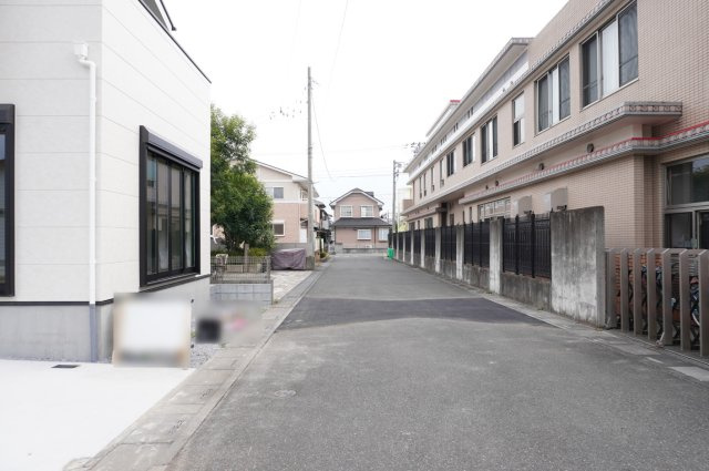 越谷市大字大竹 新築分譲住宅の前面道路含む現地写真