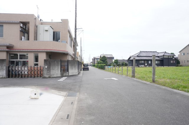 越谷市大字大竹 新築分譲住宅の前面道路含む現地写真