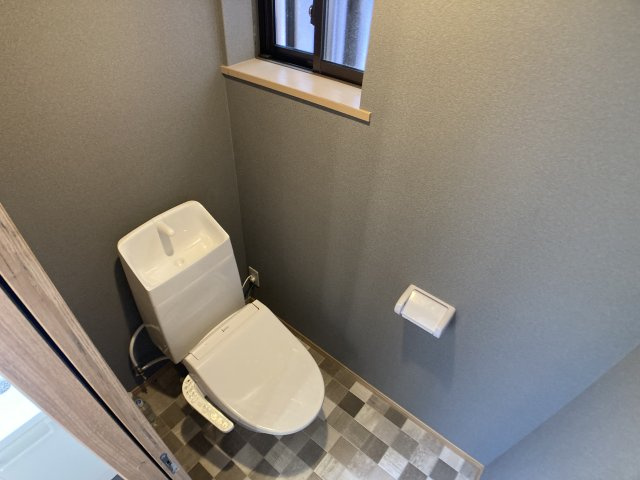 浜添アパートのトイレ|温水洗浄付きのトイレ、小窓も完備