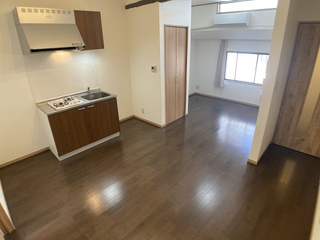 浜添アパートの居間・リビング|お洒落な雰囲気の室内、非常に綺麗にリノベ済み