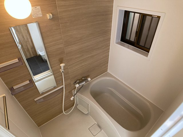 浜添アパートの浴室|入替済みの綺麗なバスルーム、サーモスタット式レバーが便利