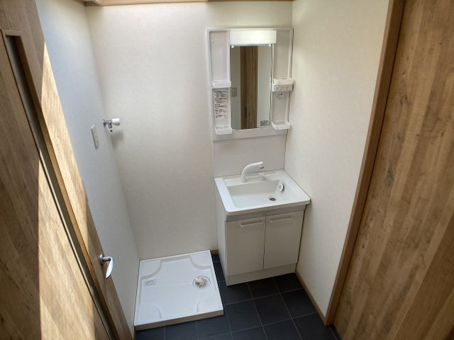 浜添アパートの洗面所|シャワー付き独立洗面台、脱衣所も広々してます