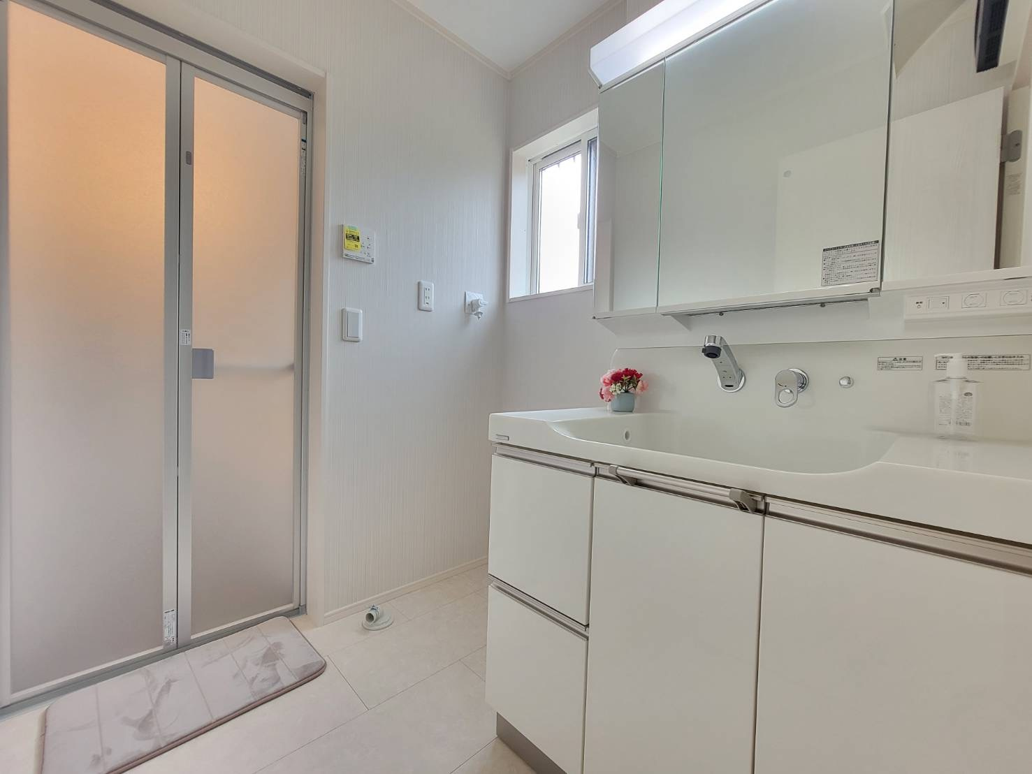 坂東市辺田　全3邸の独立洗面台|〇3号棟　洗面化粧台〇
ご家族揃って身支度可能なゆとりの洗面室。三面鏡の大きな洗面台は、収納スペースも充実♪鏡の裏も収納スペースになっております。
2025年10月撮影