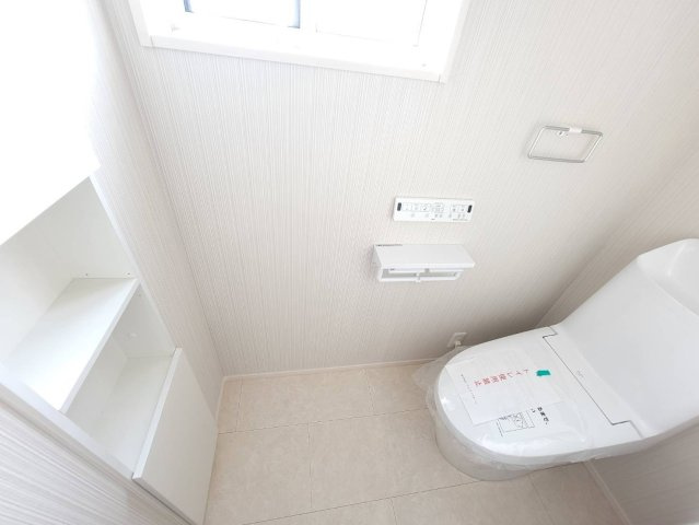 坂東市辺田　全3邸のトイレ|〇3号棟　2階トイレ〇
収納＆タオル掛け付きトイレ。ご家族様が多いご家庭の方も安心の1、2階トイレ完備！
2025年10月撮影