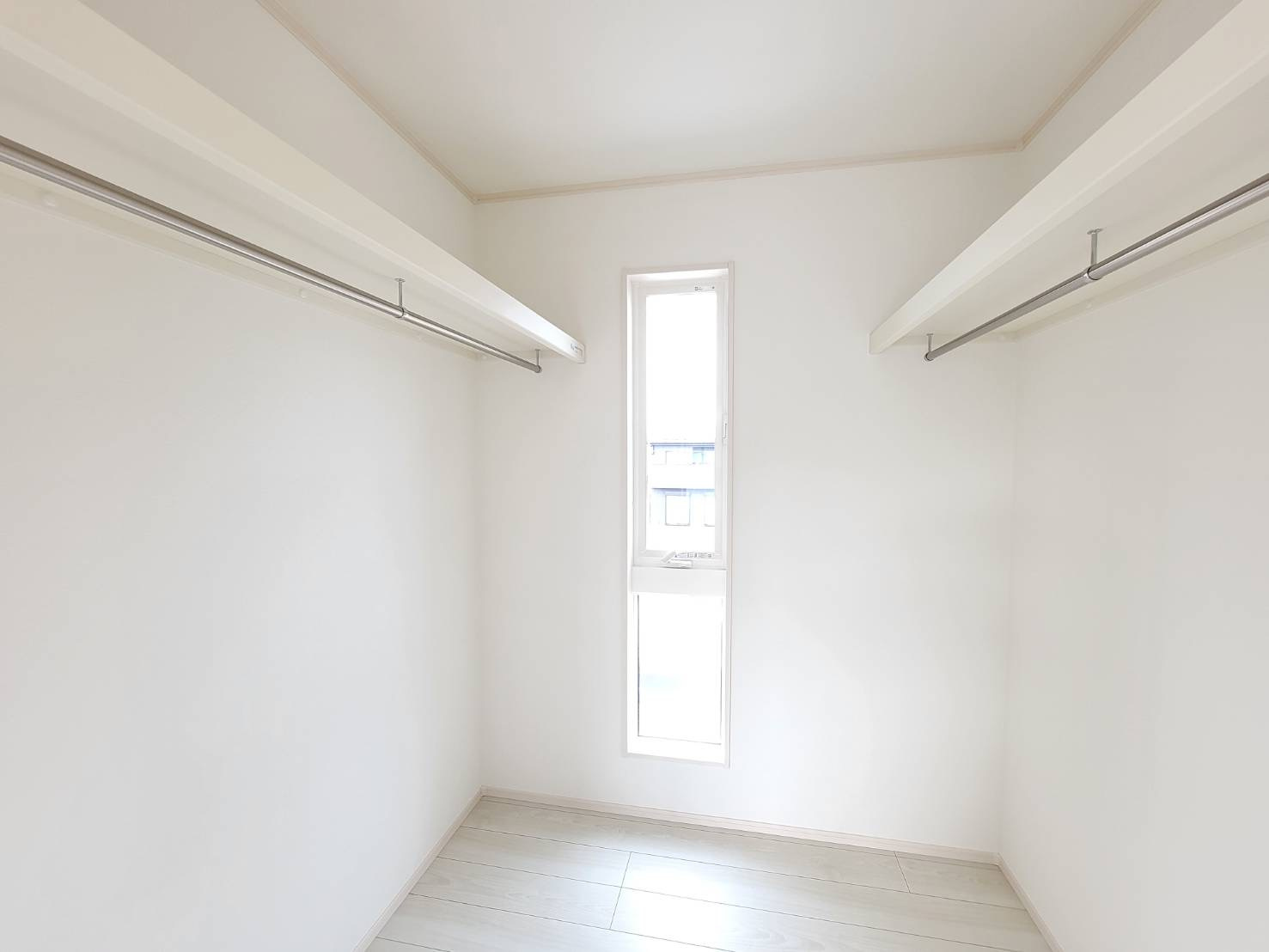 坂東市辺田　全3邸の収納|〇3号棟　洋室　8帖〇
扉付きのウォークインクローゼット♪広々しているので、バッグなどの小物類も収納できます♪
2025年10月撮影