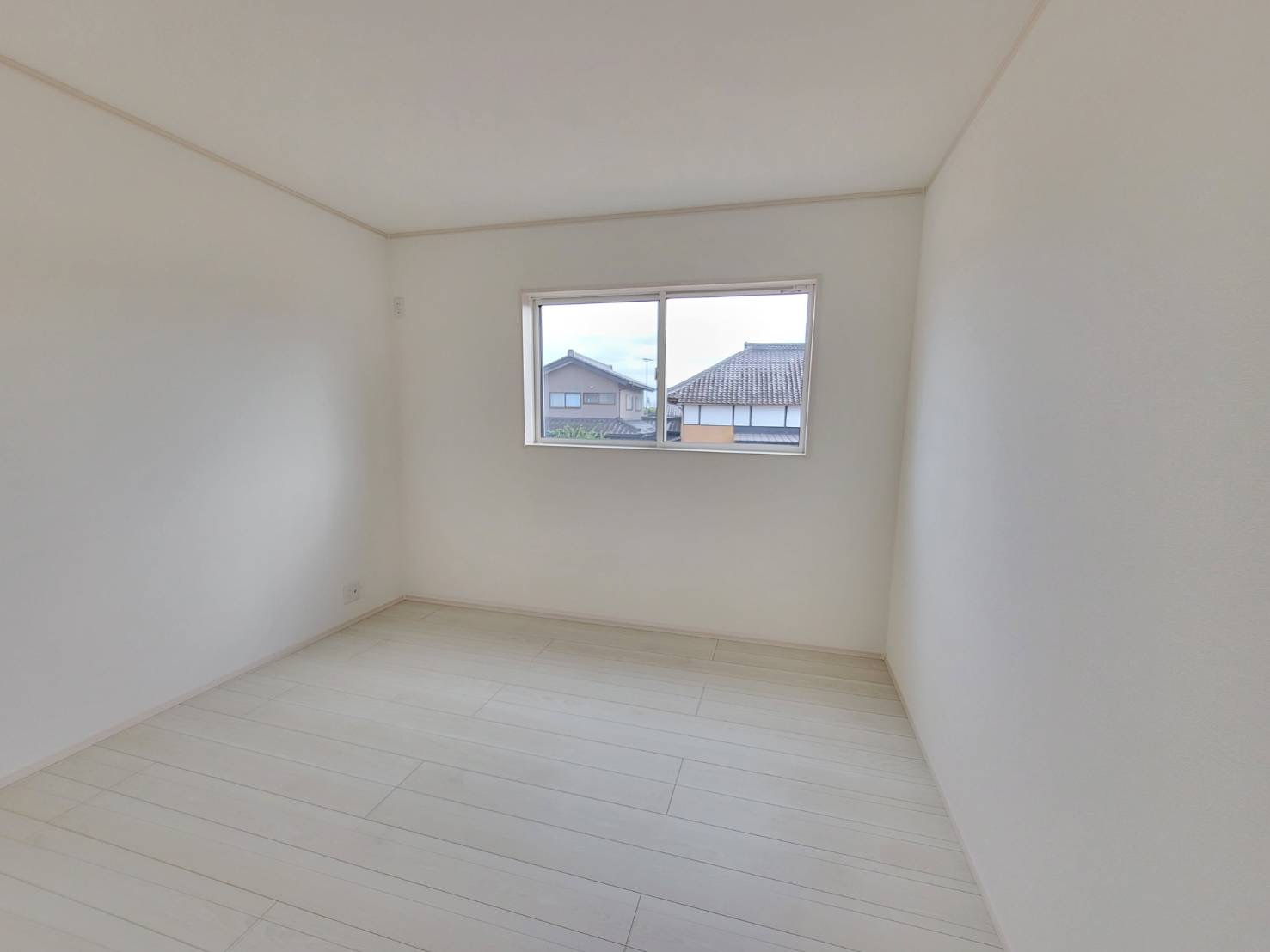 坂東市辺田　全3邸の洋室|〇３号棟　洋室　6.3帖〇
6.3帖の洋室。南面に面していますので朝も気持ちよく日差しがふりそそぎます♪
2025年10月撮影