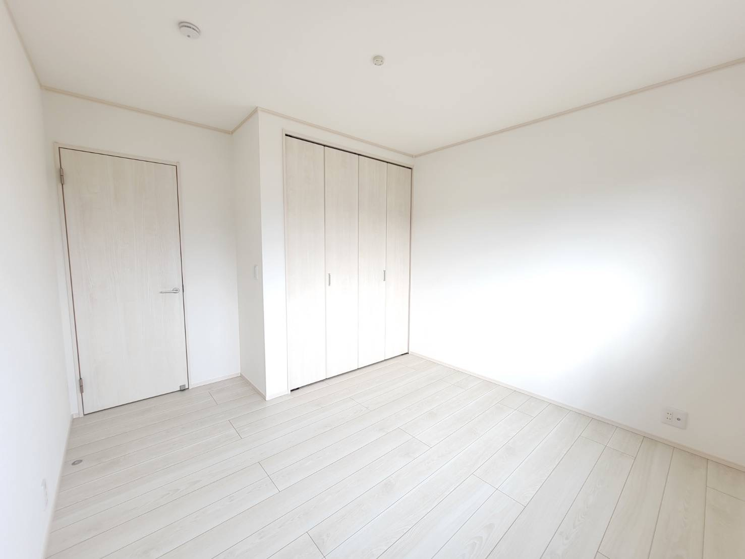 坂東市辺田　全3邸の洋室|〇３号棟　洋室　6.3帖〇
クローゼットはパイプハンガー付きなので、お子様でも上手に収納できます（＾＾）
2025年10月撮影