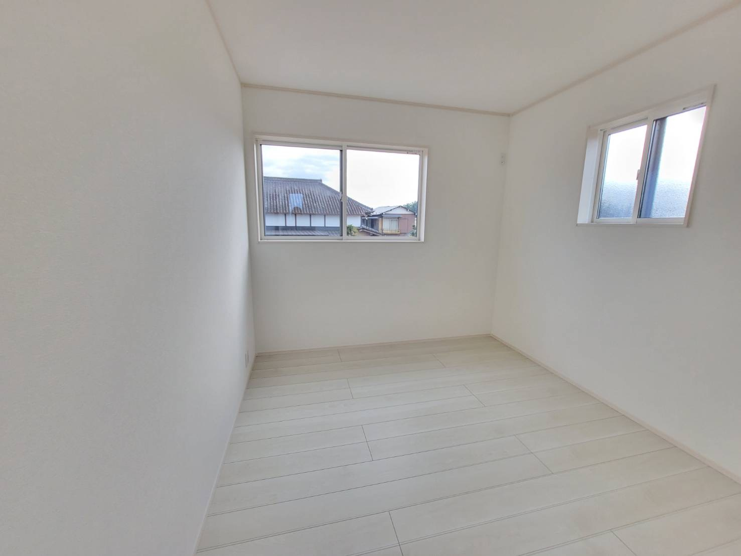 坂東市辺田　全3邸の洋室|〇３号棟　洋室　5.3帖〇
各居室に収納がございますので最大限お部屋を広く使うことができます♪
2025年10月撮影