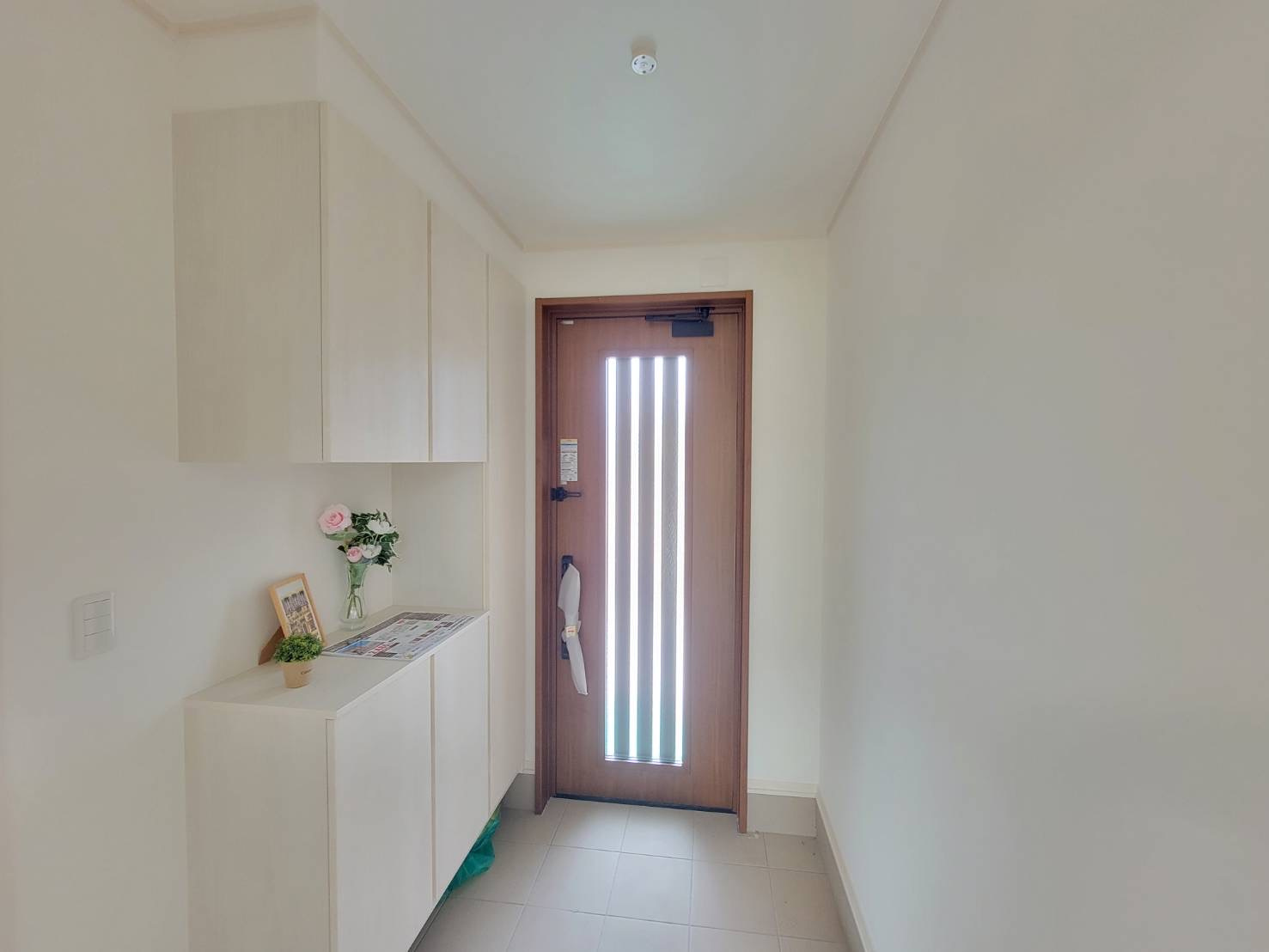 坂東市辺田　全3邸の玄関|〇３号棟　玄関〇
大容量コの字型玄関収納。小物を置いてインテリアを楽しむことができます（＾＾）
2025年10月撮影