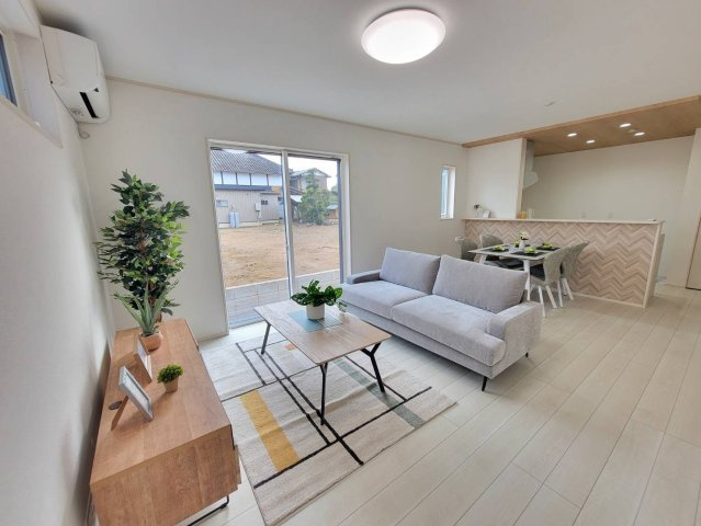 坂東市辺田　全3邸の居間・リビング|〇3号棟　リビング〇
16.6帖のLDKです。キッチンから視線が通るリビングダイニングは自然とコミュニケーションが生まれ家族が集まる空間に♪
2025年10月撮影