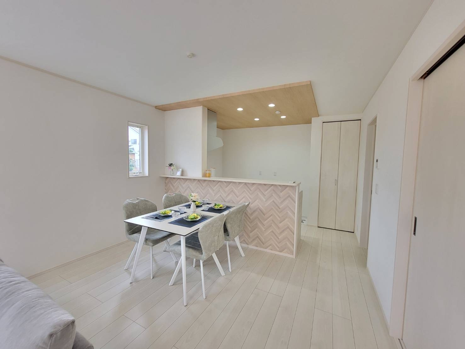 坂東市辺田　全3邸の居間・リビング|〇3号棟　リビング〇
明るいリビング。長方形の間取りの為、家具の設置もしやすく快適です♪
2025年10月撮影