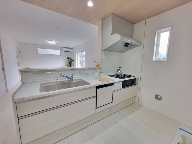 坂東市辺田　全3邸のキッチン|〇3号棟　キッチン〇
対面仕様で、料理をしながら家族と会話ができるだけでなく、明るいリビングとつながる、ゆとりと快適性を兼ね備えたキッチンです♪
2025年10月撮影