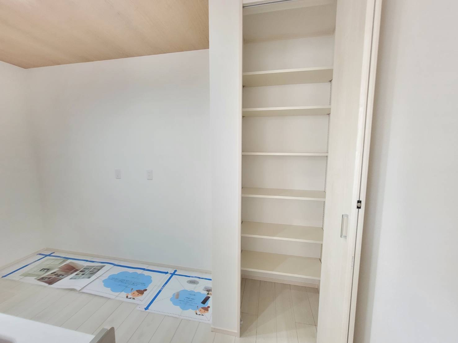 坂東市辺田　全3邸の収納|〇3号棟　キッチン〇
キッチン横には物入を設置しました。食材の保存やキッチン用品などをしまっておくことができます♪
2025年10月撮影