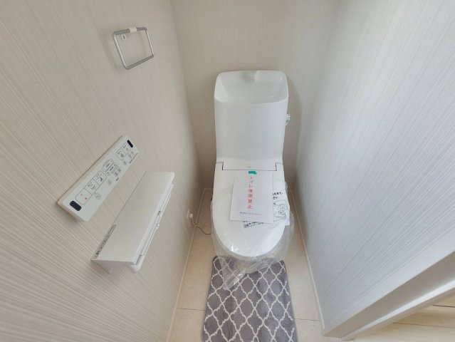 坂東市辺田　全3邸のトイレ|〇3号棟　1階トイレ〇
清潔なトイレ空間を維持するために、汚れが付きにくく掃除も楽にできる便器です。
2025年10月撮影