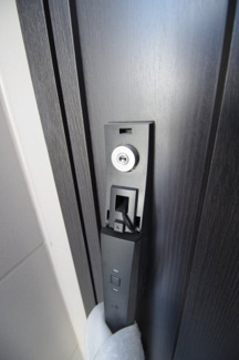 【防犯設備】 | 【仲介手数料無料！！】稲城市平尾4丁目　新築戸建て（全16棟）6号棟　5880万円 | 玄関扉はカードキー対応